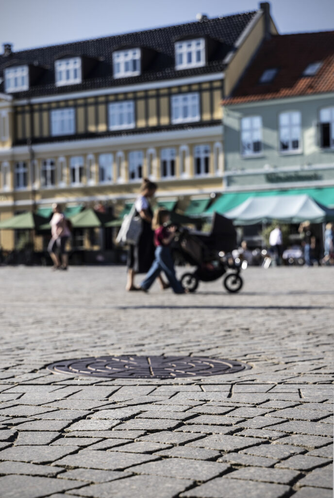 Lithomex styrkefuger anvendt mellem natursten på Torvet i Silkeborg