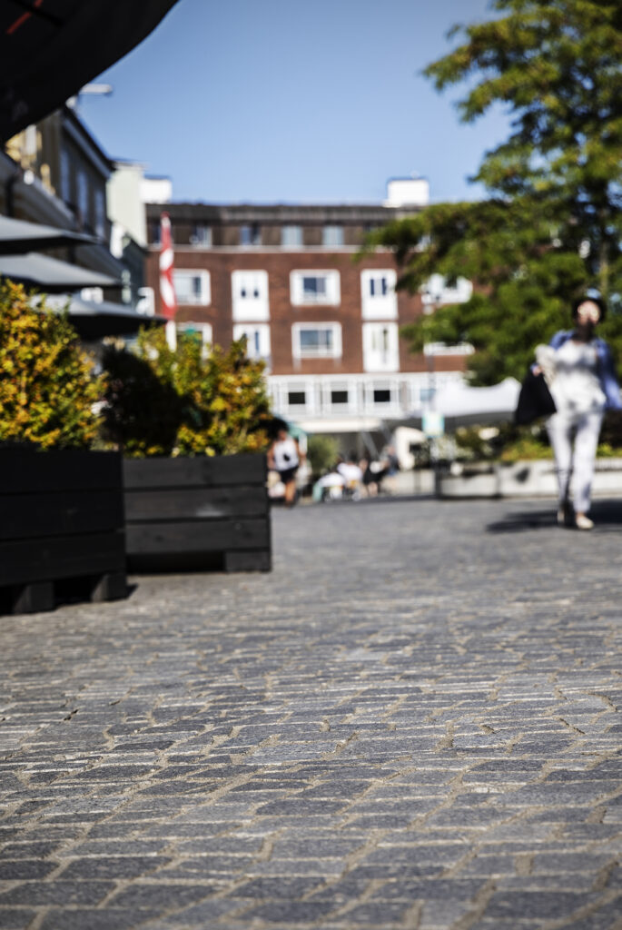 Lithomex styrkefuger anvendt mellem natursten på Torvet i Silkeborg