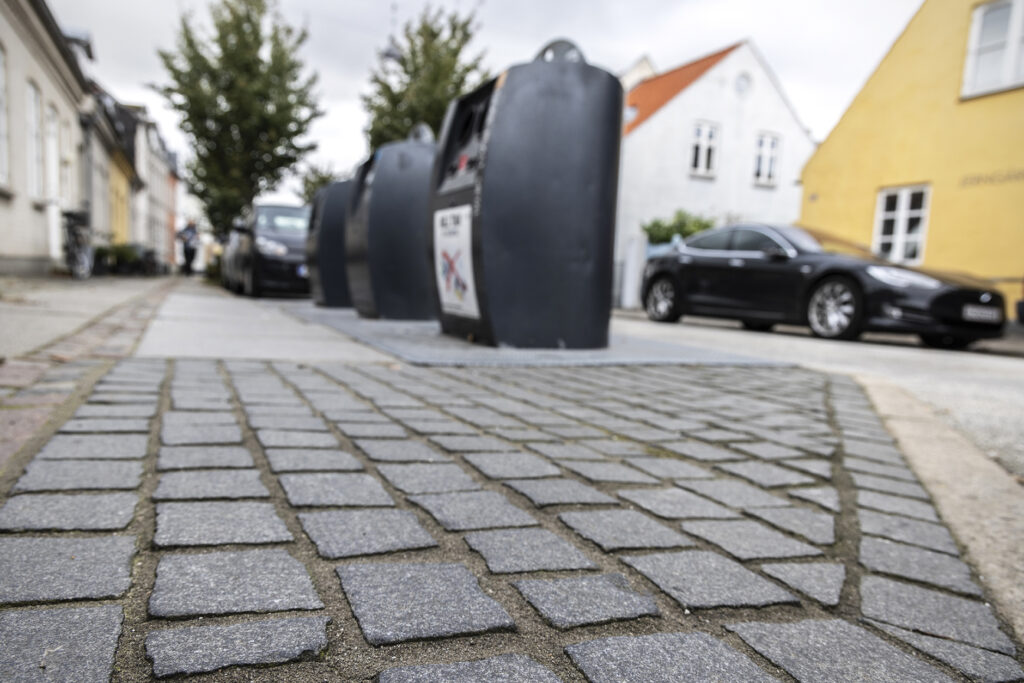 Miljøstationer med brostensbelægning med Lithomex styrkefuge i Ole Rømers Gade i Aarhus