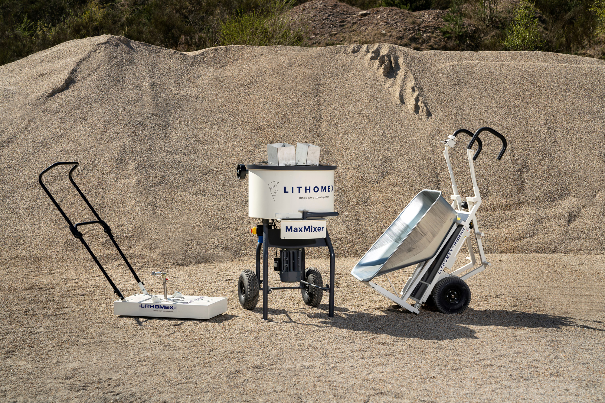 Lithomex Max-serien med MaxCleaner, MaxMixer og MaxMover udstillet i en sandgrav