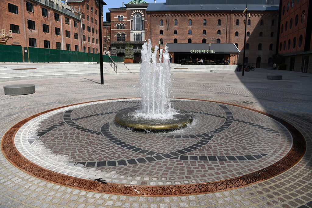 Granit belægningssten med Lithomex styrkefuger på Bryggernes Plads i Carlsberg Byen i København