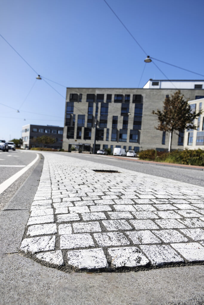 Vedligeholdelsesfri helleanlæg med Lithomex fuger ved Regionshospitalet Gødstrup i Herning