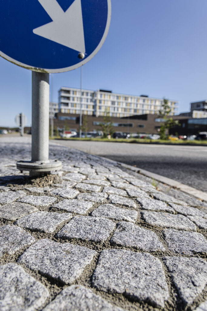 Vedligeholdelsesfri helleanlæg med Lithomex fuger ved Regionshospitalet Gødstrup i Herning