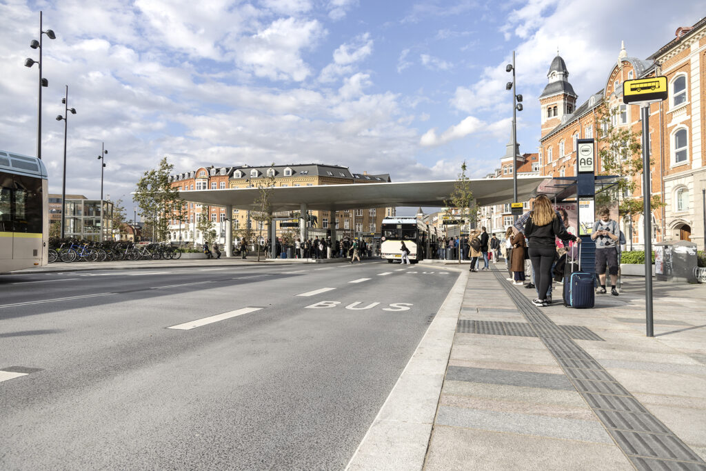 Bus Rapid Transit station med Lithomex styrkefuger på John F Kennedys Plads i Aalborg