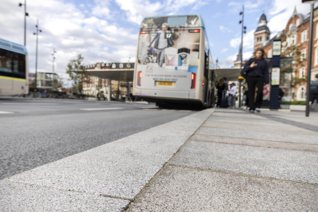 Bus Rapid Transit station med Lithomex styrkefuger på John F Kennedys Plads i Aalborg