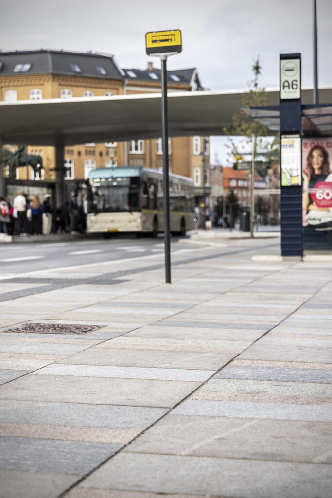 Bus Rapid Transit station med Lithomex styrkefuger på John F Kennedys Plads i Aalborg