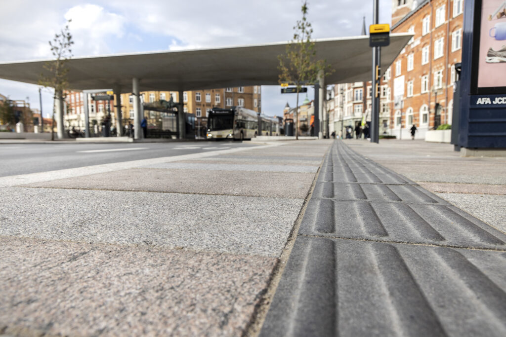 Bus Rapid Transit station med Lithomex styrkefuger på John F Kennedys Plads i Aalborg