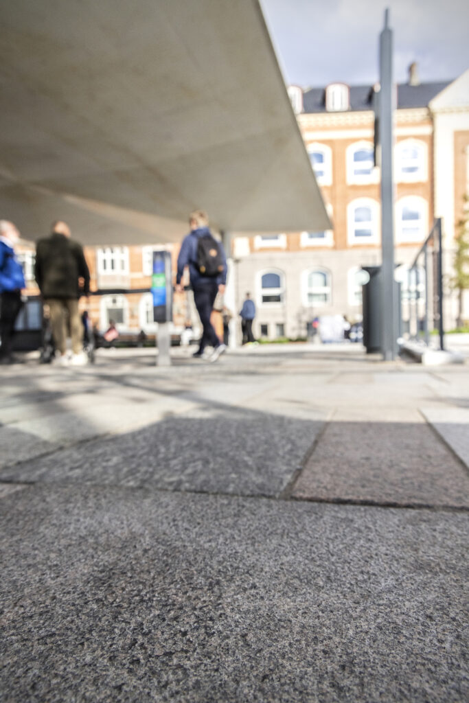 Bus Rapid Transit station med Lithomex styrkefuger på John F Kennedys Plads i Aalborg