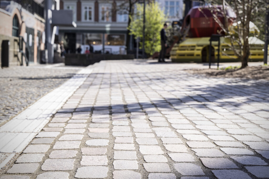 Lithomex styrkefuge mellem natursten bl.a. brosten og chaussésten på Budolfi Plads i Aalborg