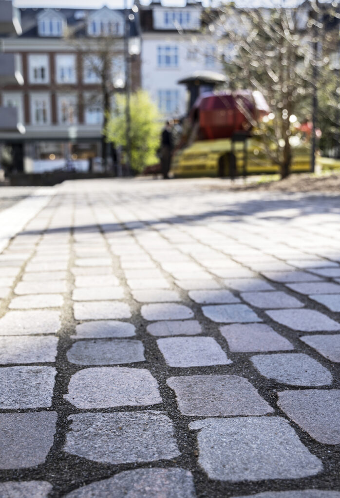 Lithomex styrkefuge mellem natursten bl.a. brosten og chaussésten på Budolfi Plads i Aalborg