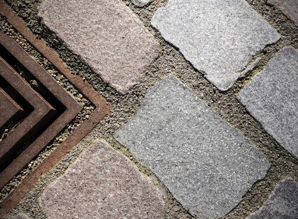 Lithomex styrkefuge mellem natursten bl.a. brosten og chaussésten på Budolfi Plads i Aalborg